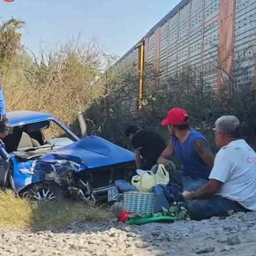 Camioneta es Impactada por Tren en la Zona del Pedregal en Ocotlán