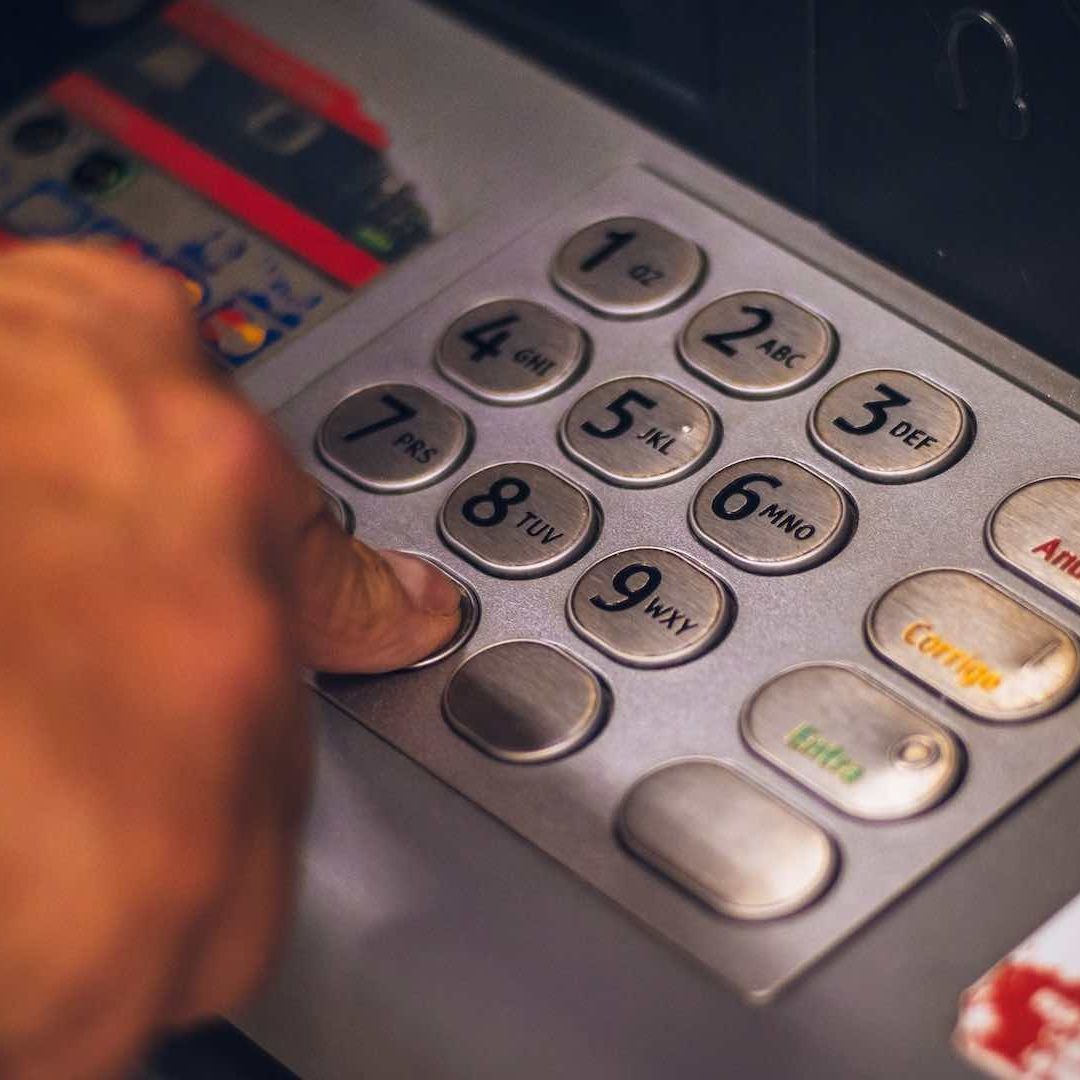 Los Bancos en México tiene la obligación de ayudar a sus clientes con situaciones que se presenten en sus ATM