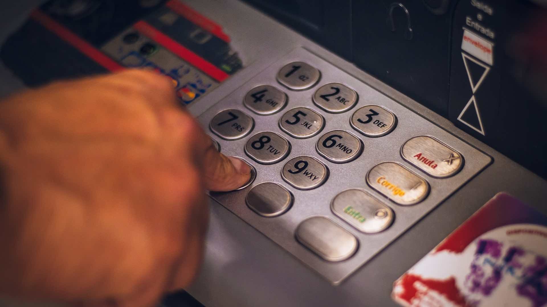 Los Bancos en México tiene la obligación de ayudar a sus clientes con situaciones que se presenten en sus ATM