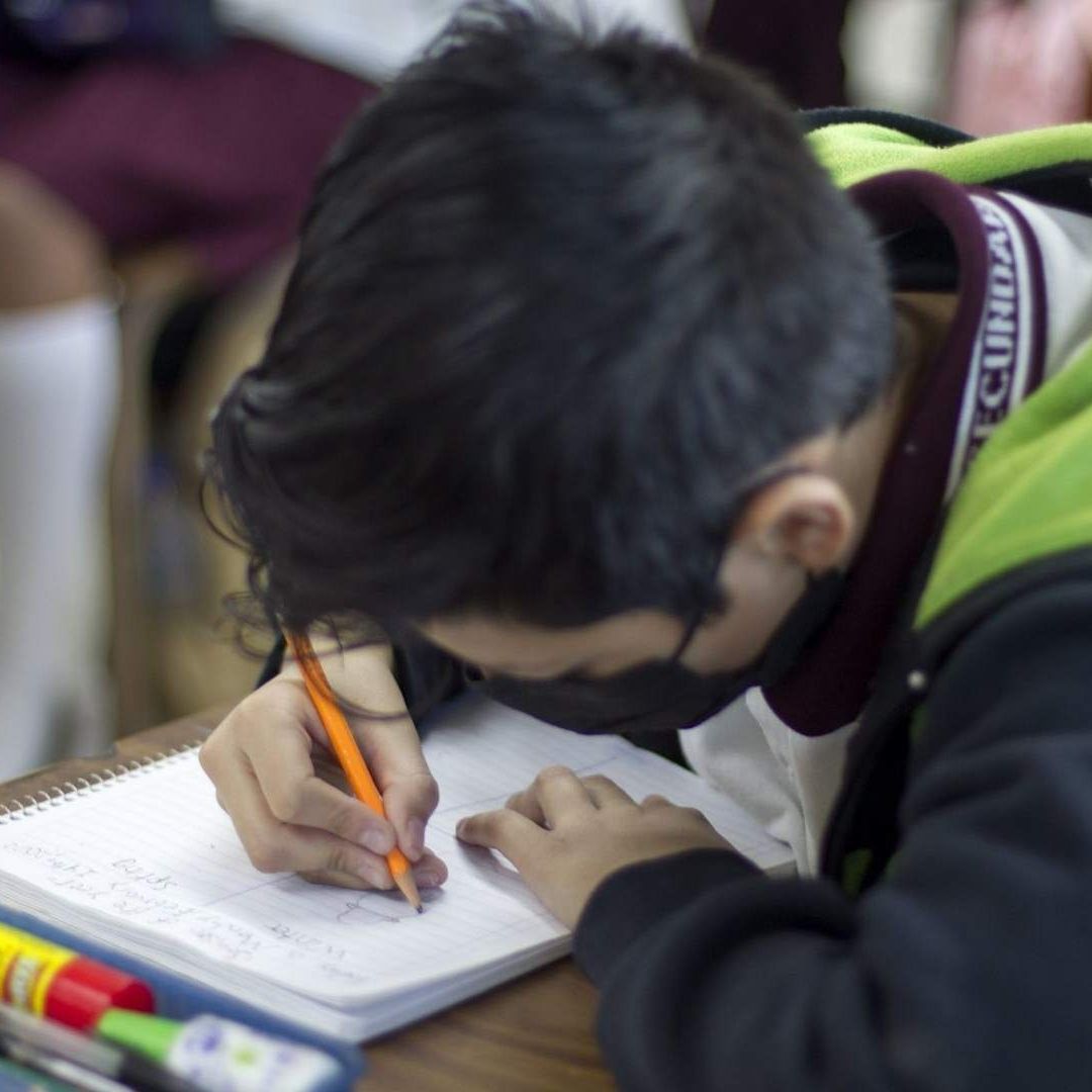 Alumno tomando clases presenciales.