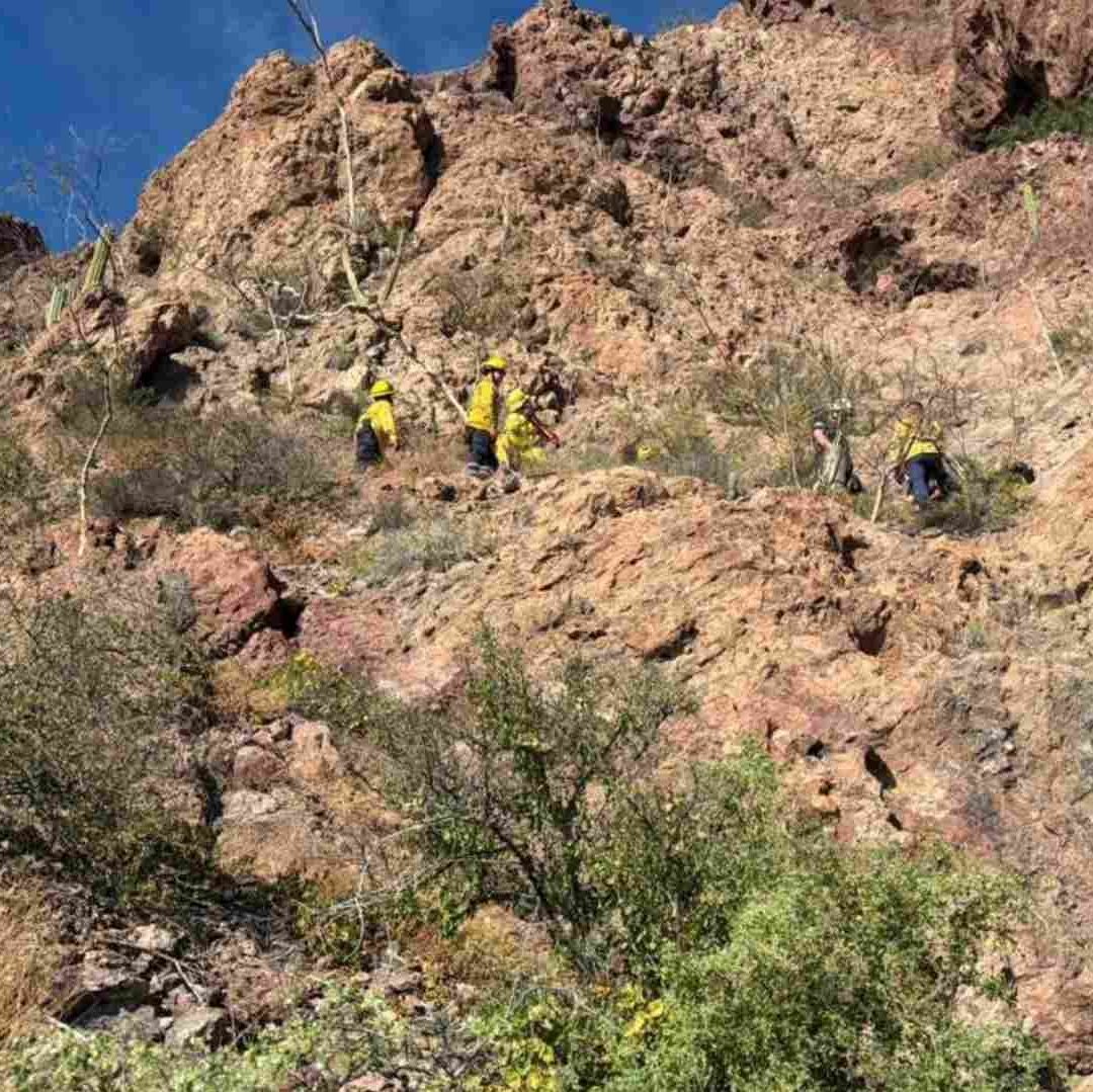 Rescatan Cuerpo de Persona Sin Vida que Cayó de Cerro Tetakawi en San Carlos, Sonora