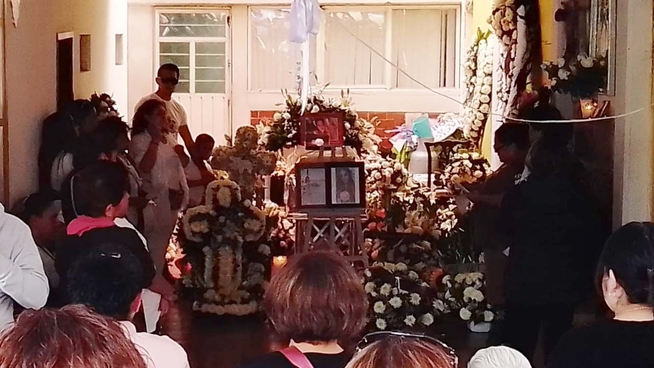 Familiares, amigos y seres queridos velaron este jueves el cuerpo de Lesly Martínez, quien desapareció el pasado 30 de abril