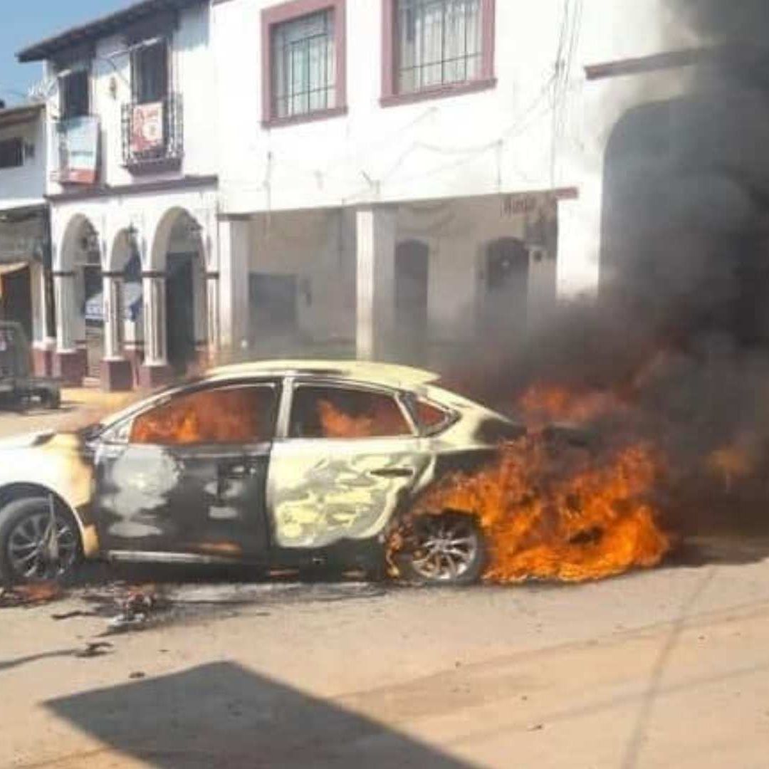 Pobladores queman autos en Coatepec Harina