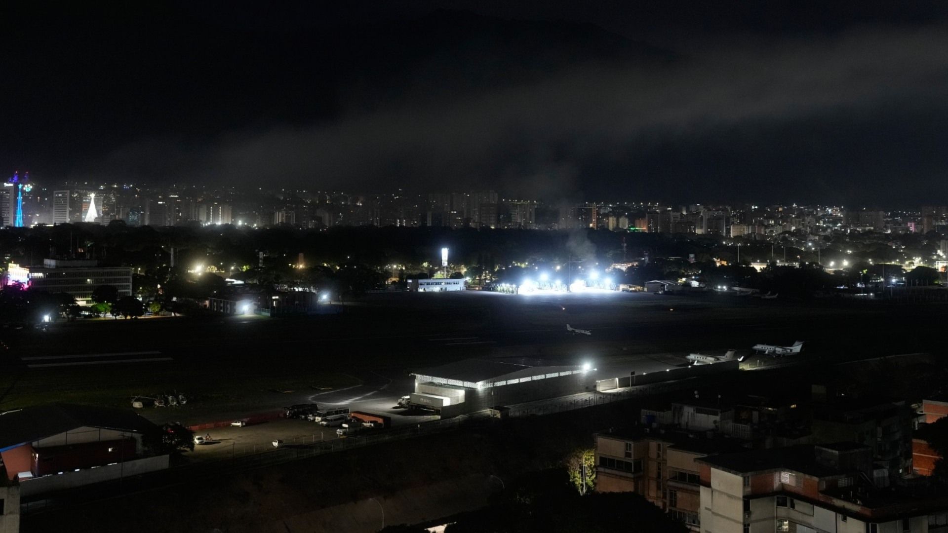 Se Escuchan Fuertes Explosiones en Caracas, Venezuela, Reporta la Agencia AFP