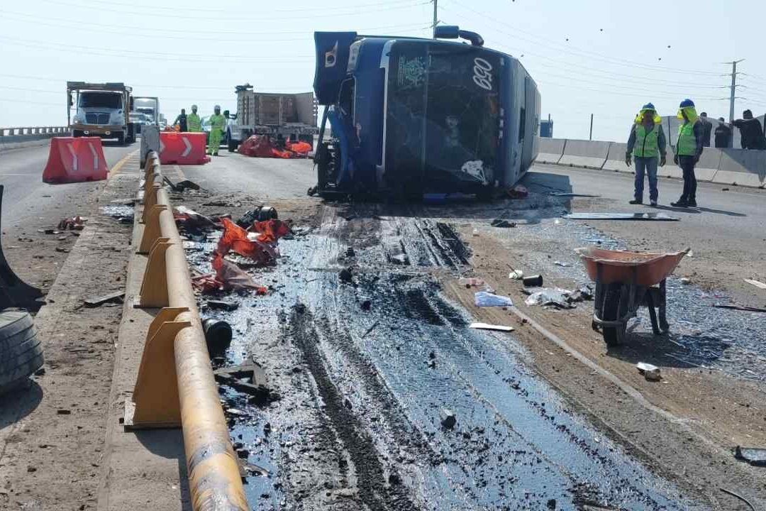 Volcadura de autobús sobre la carretera Querétaro-Salamanca, en Celaya, Guanajuato