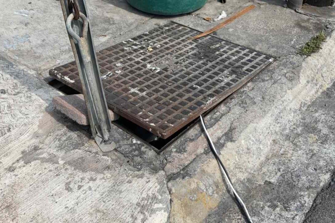 Registro abierto y cables en banqueta de Monterrey, Nuevo León