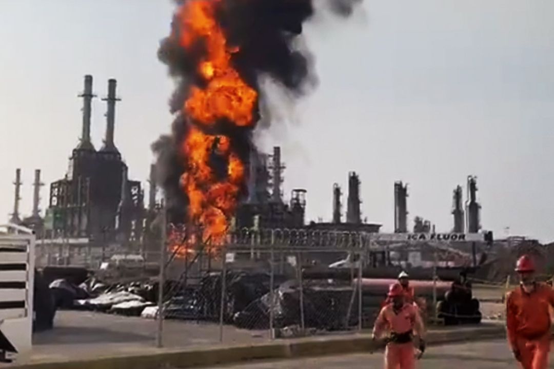 Se registra incendio en la refinería de Pemex en Salina Cruz, Oaxaca