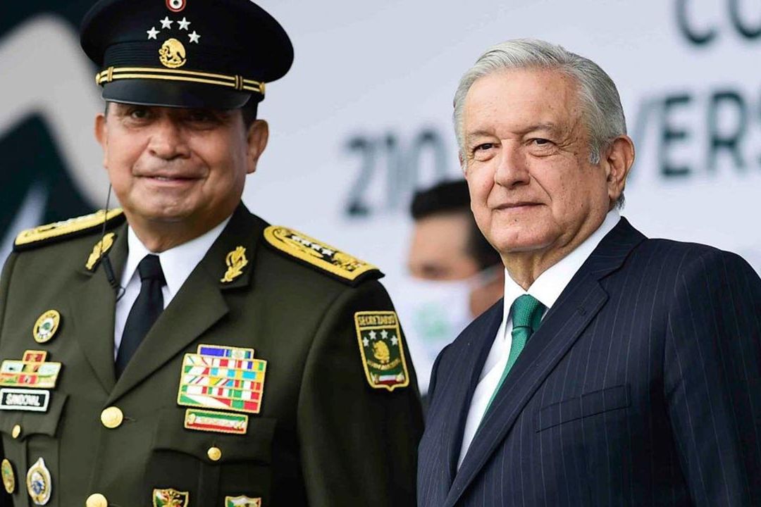 AMLO defendió y calificó como incorruptible al secretario de la Defensa, Luis Cresencio Sandoval, tras el escándalo por la compra de un departamento de lujo