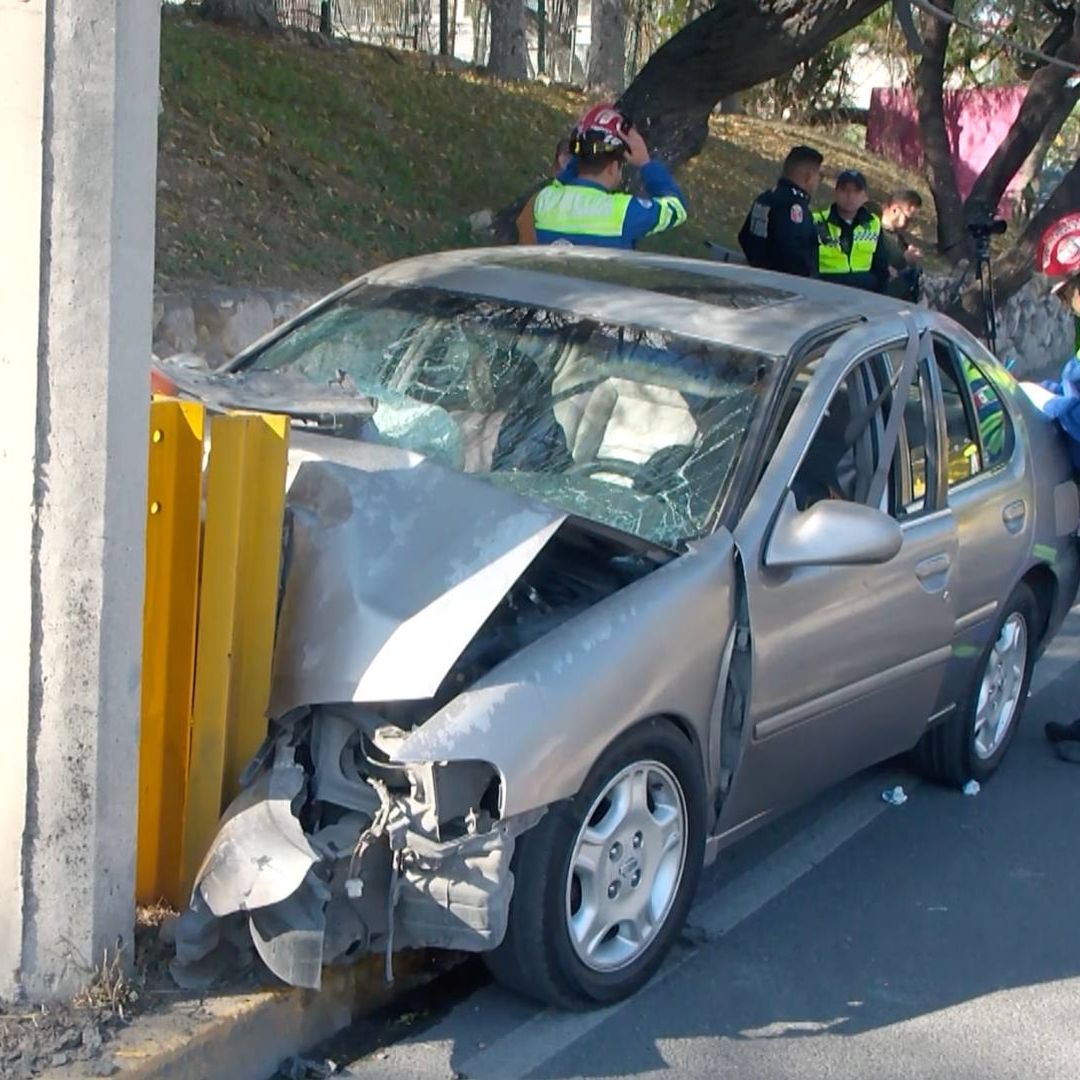 Auto choca contra poste