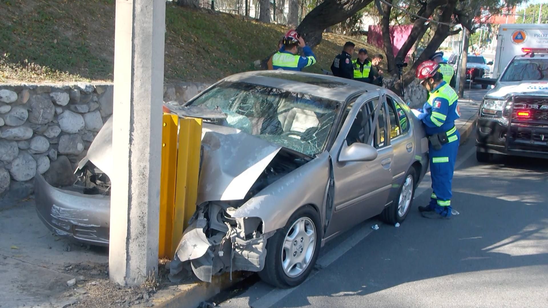 Auto choca contra poste