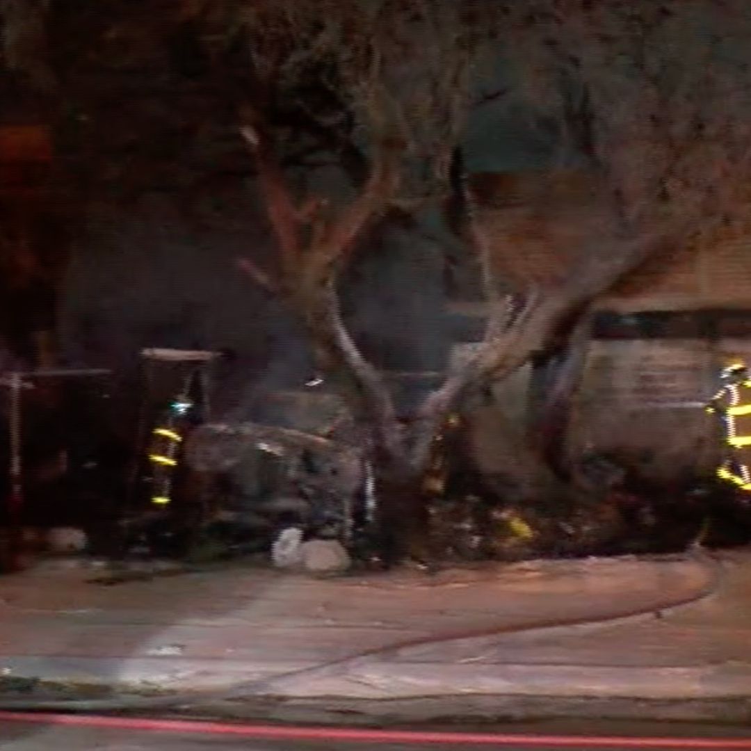 Incendio Quema Tres Autos y Afecta Casas Aledañas en Villas de San Juan en León, Guanajuato. Foto: N+