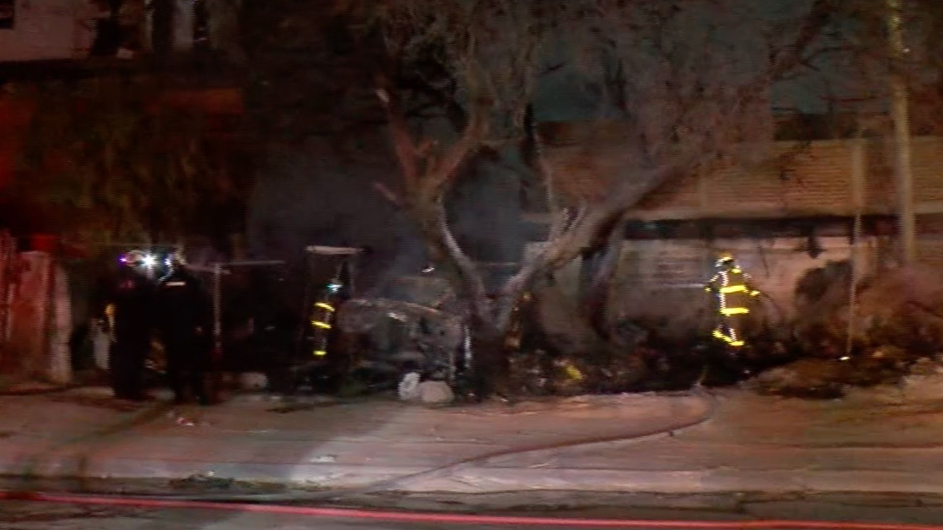 Incendio Quema Tres Autos y Afecta Casas Aledañas en Villas de San Juan en León, Guanajuato. Foto: N+