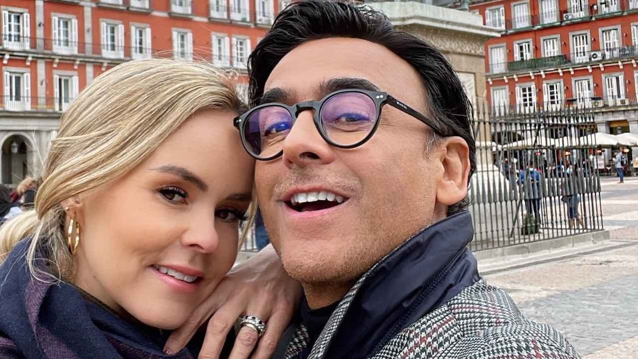 Adal Ramones y Karla de la Mora