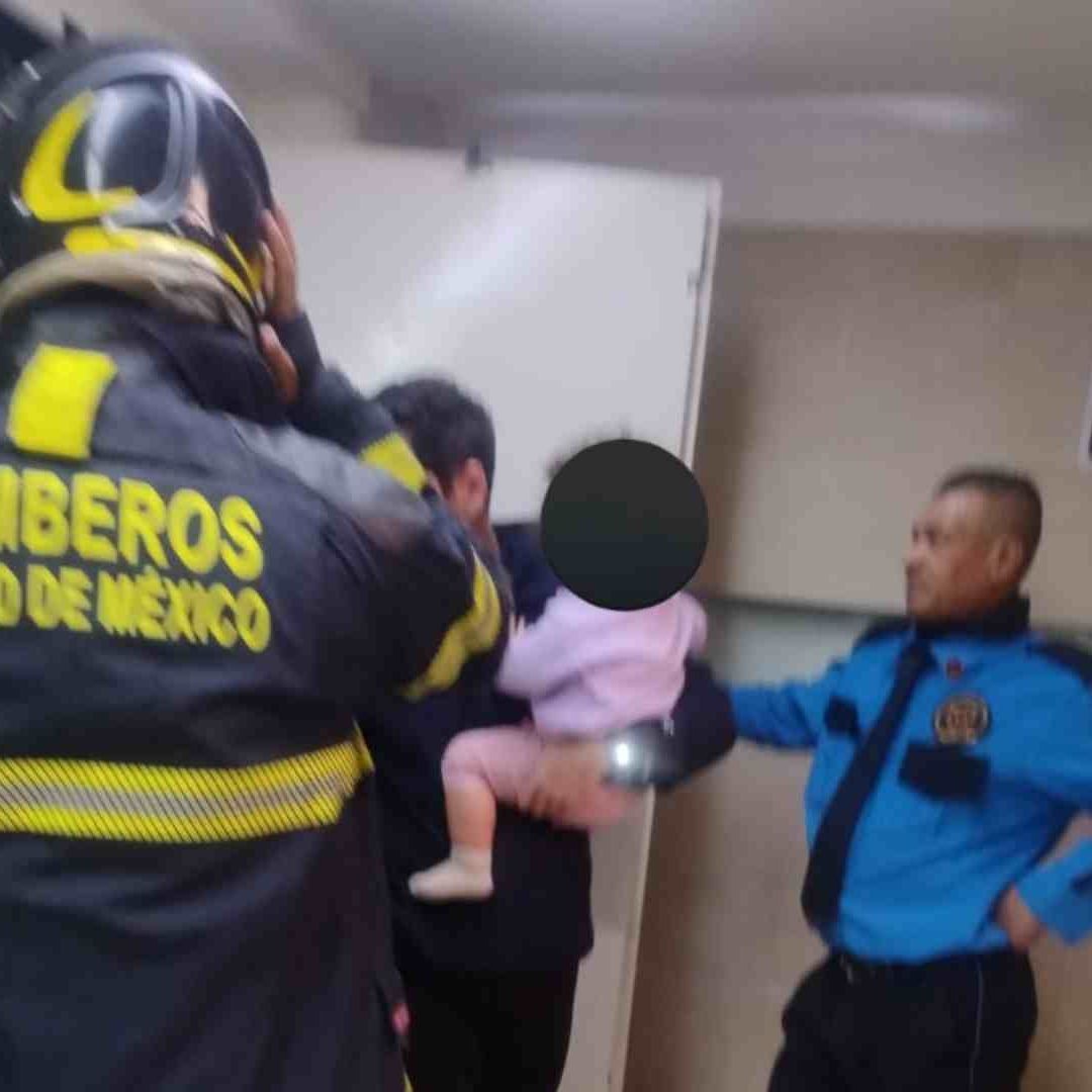 Rescatan a personas atrapadas en elevador de CDMX. Foto: Bomberos CDMX