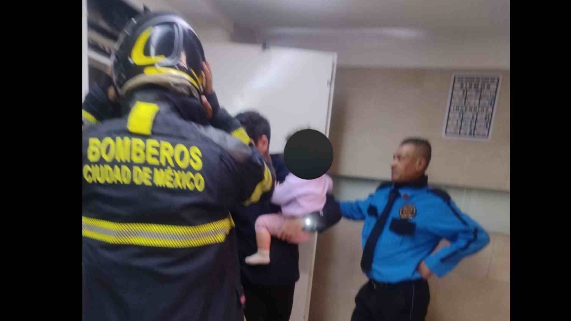 Rescatan a personas atrapadas en elevador de CDMX. Foto: Bomberos CDMX