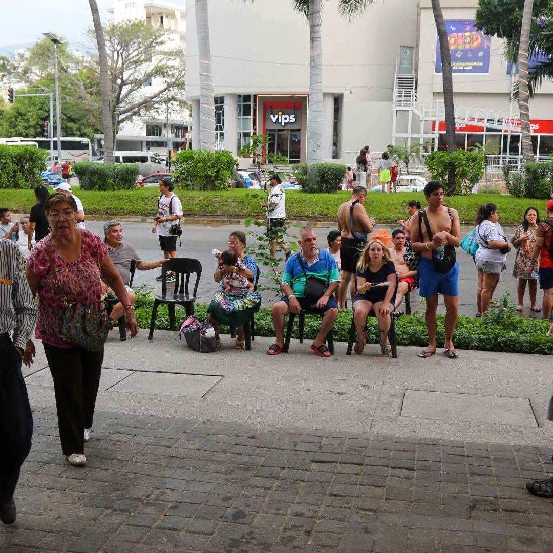 Turistas desalojados por sismo.