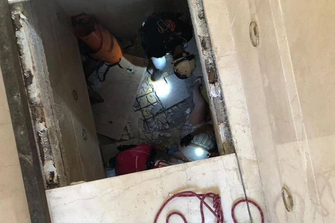 Rescatistas salvan a mujer tras caer en tumba del Panteón Valle de la Paz en San Pedro