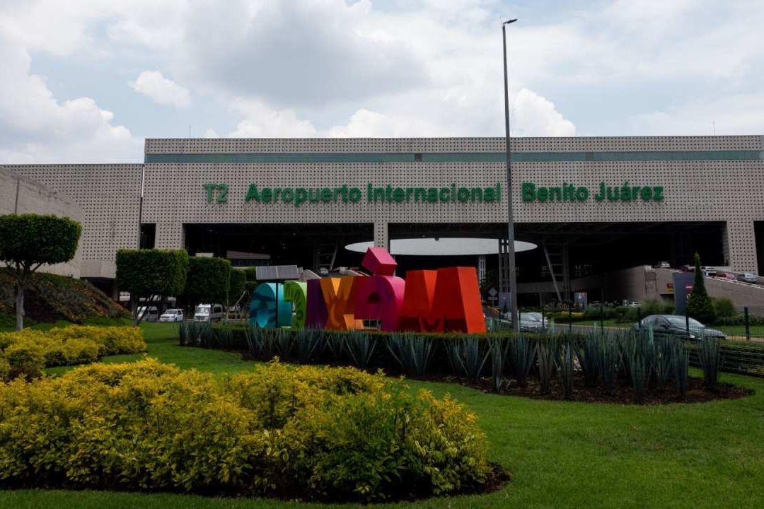 La aerolínea Aeroméxico difundió que debido a la ceniza volcánica están totalmente suspendidas sus operaciones.