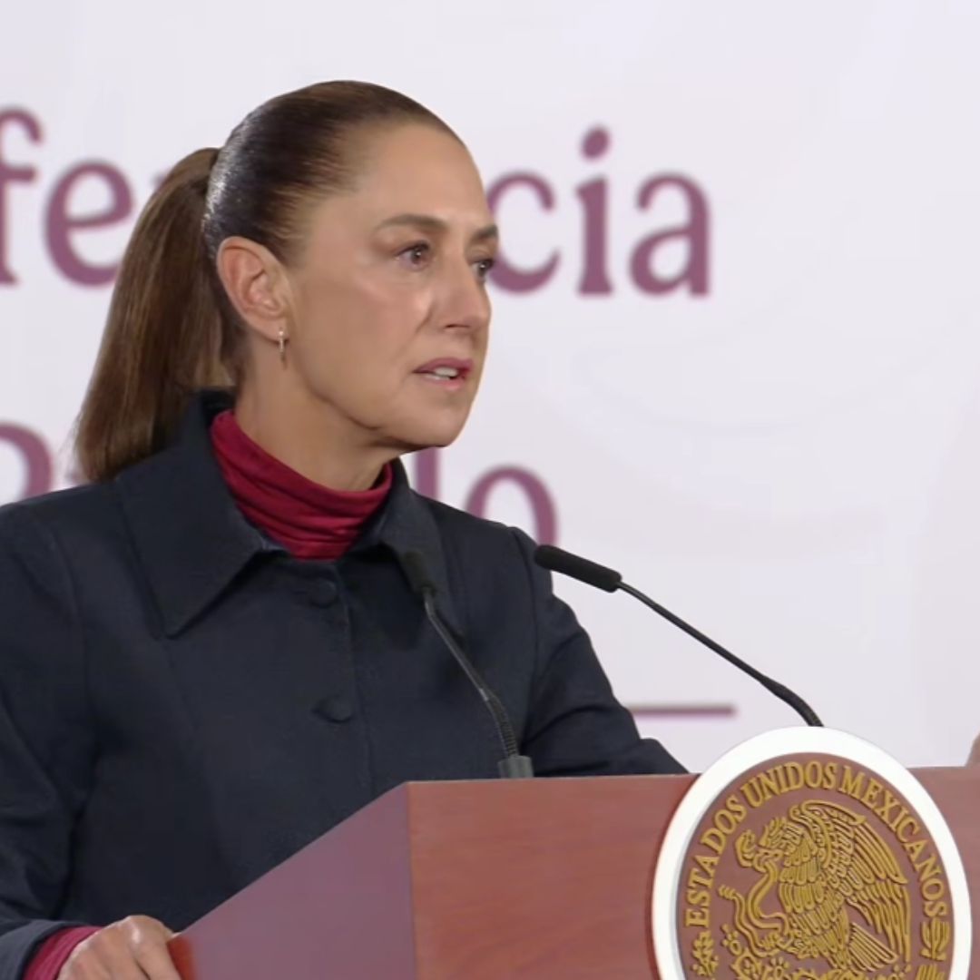 Una mujer en conferencia de prensa