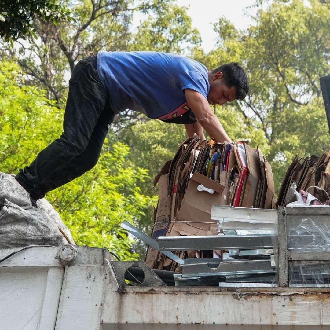 Un hombre recolector de basura.