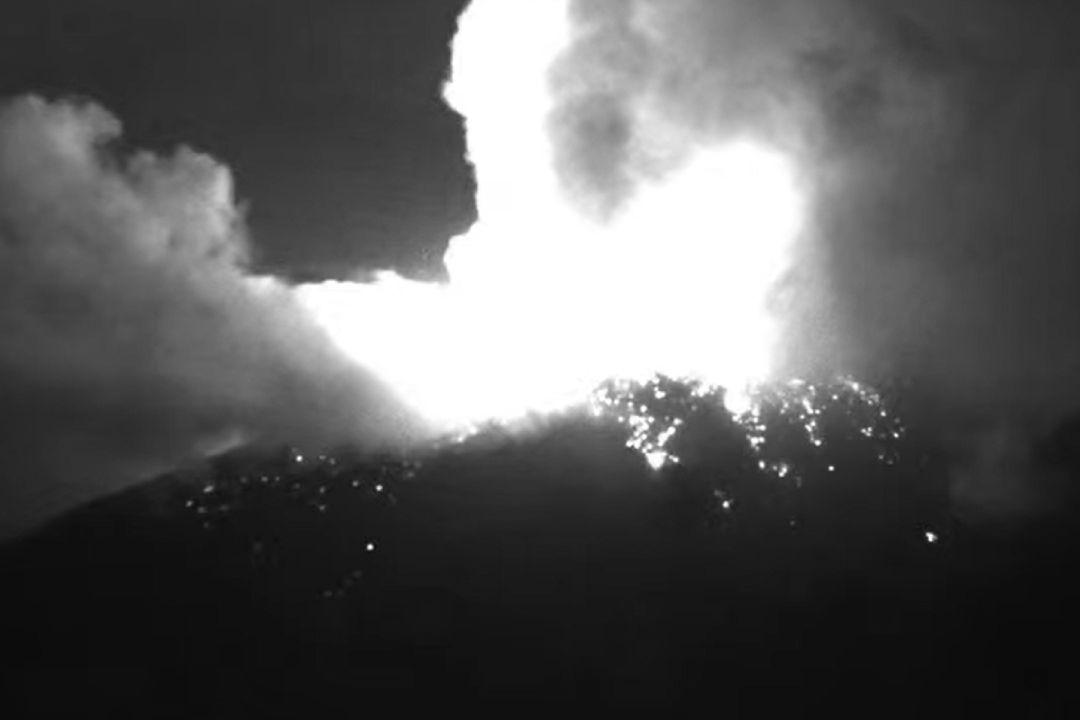 Volcán Popocatépetl Expulsa Material Incandescente