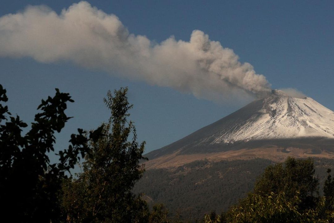 Sigue la fuerte actividad del volcán Popocatépetl, en las últimas horas ha registrado 94 exhalaciones acompañadas de vapor de agua, gases y ceniza, además ha registrado también diversas explosiones