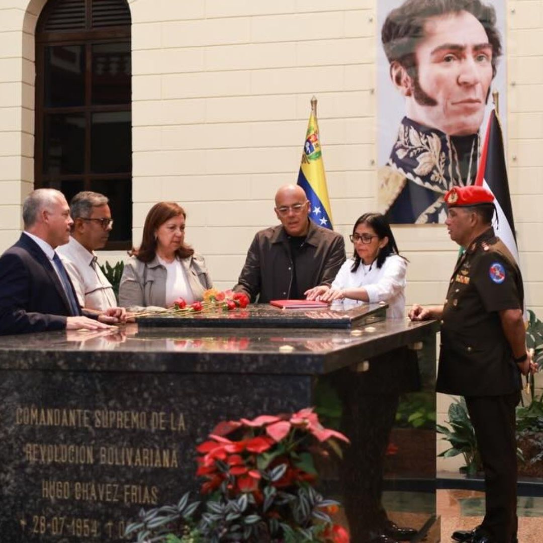 Visita Delcy Rodríguez tras Juramentarse como Presidenta Encargada, la Tumba de Hugo Chávez