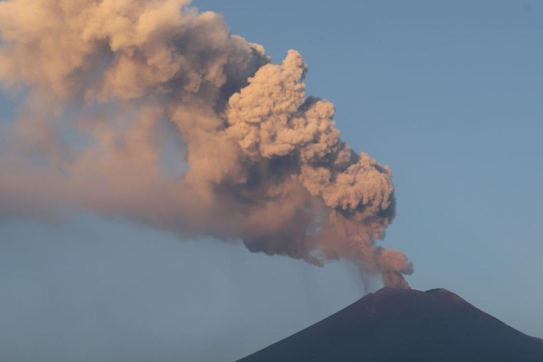 Erupción estromboliana en el volcán Popocatépetl