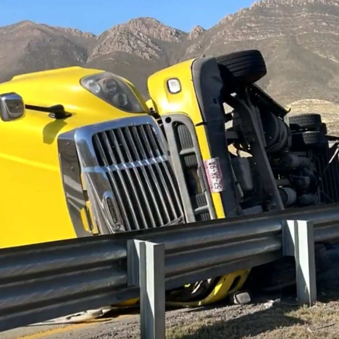 Tráiler volcado en carretera a Saltillo