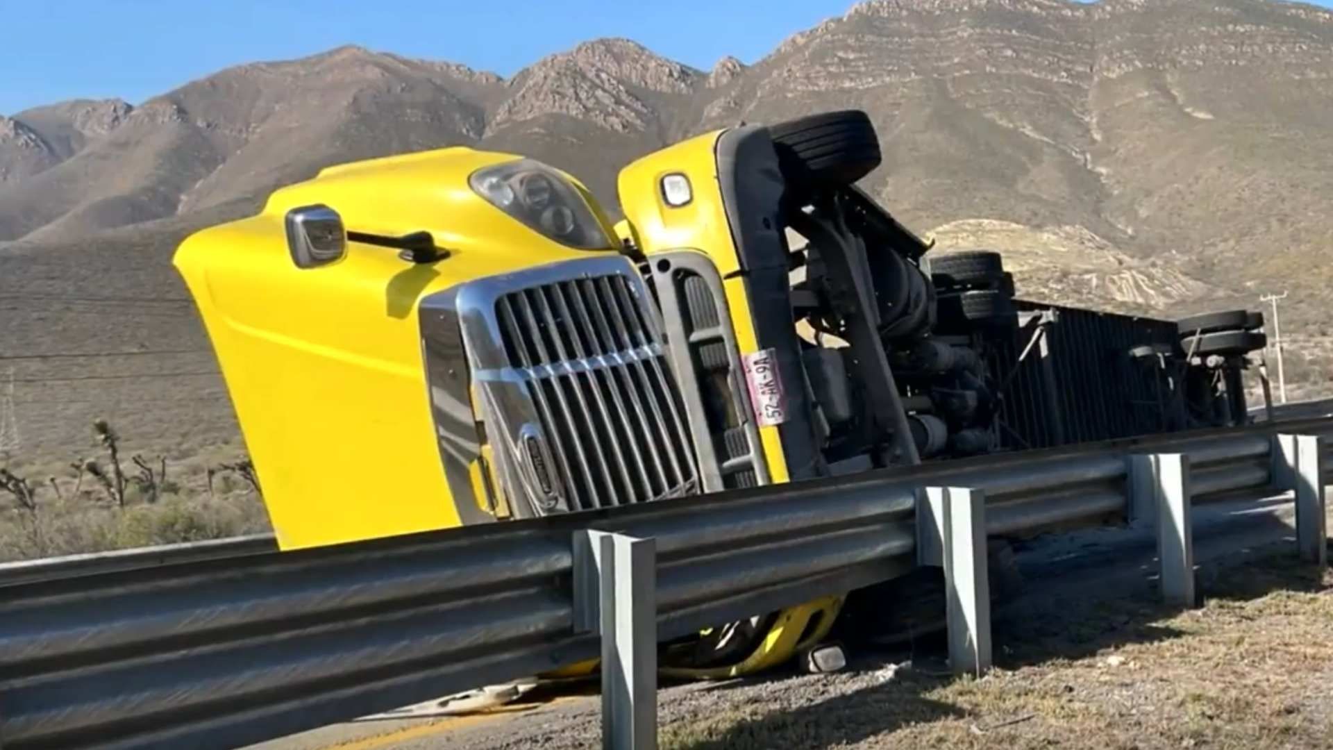 Tráiler volcado en carretera a Saltillo
