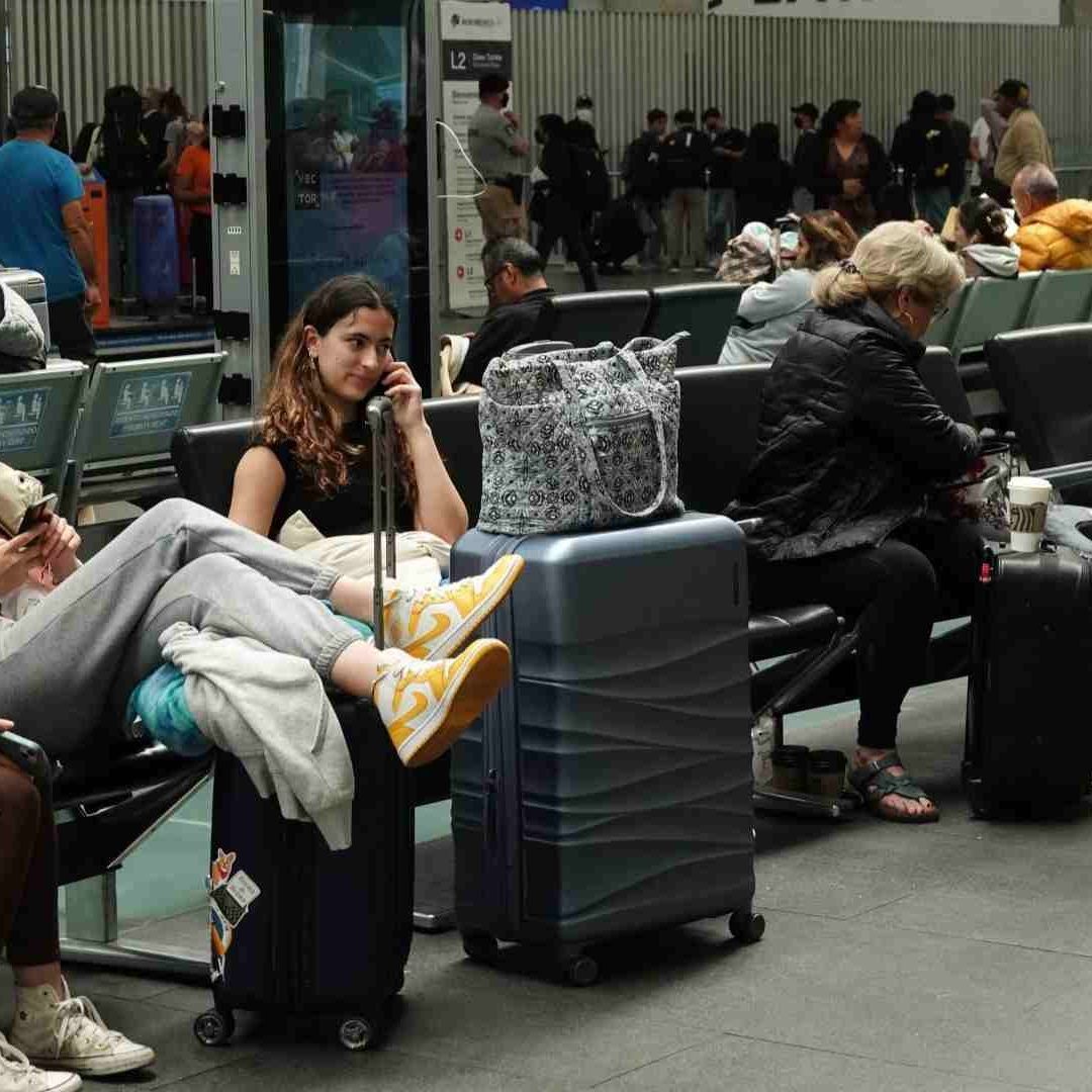 Pasajeros Siguen Varados en AICM por Actividad del Popocatépetl