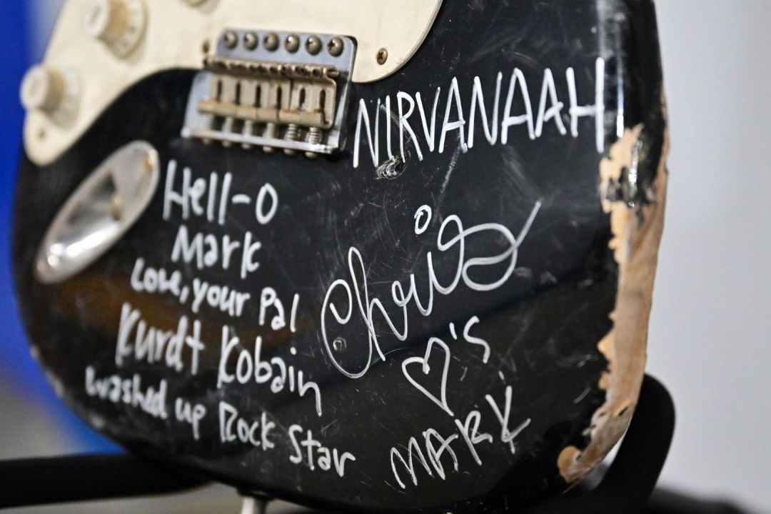 Subastan en casi 600 mil dólares guitarra destrozada por Kurt Cobain