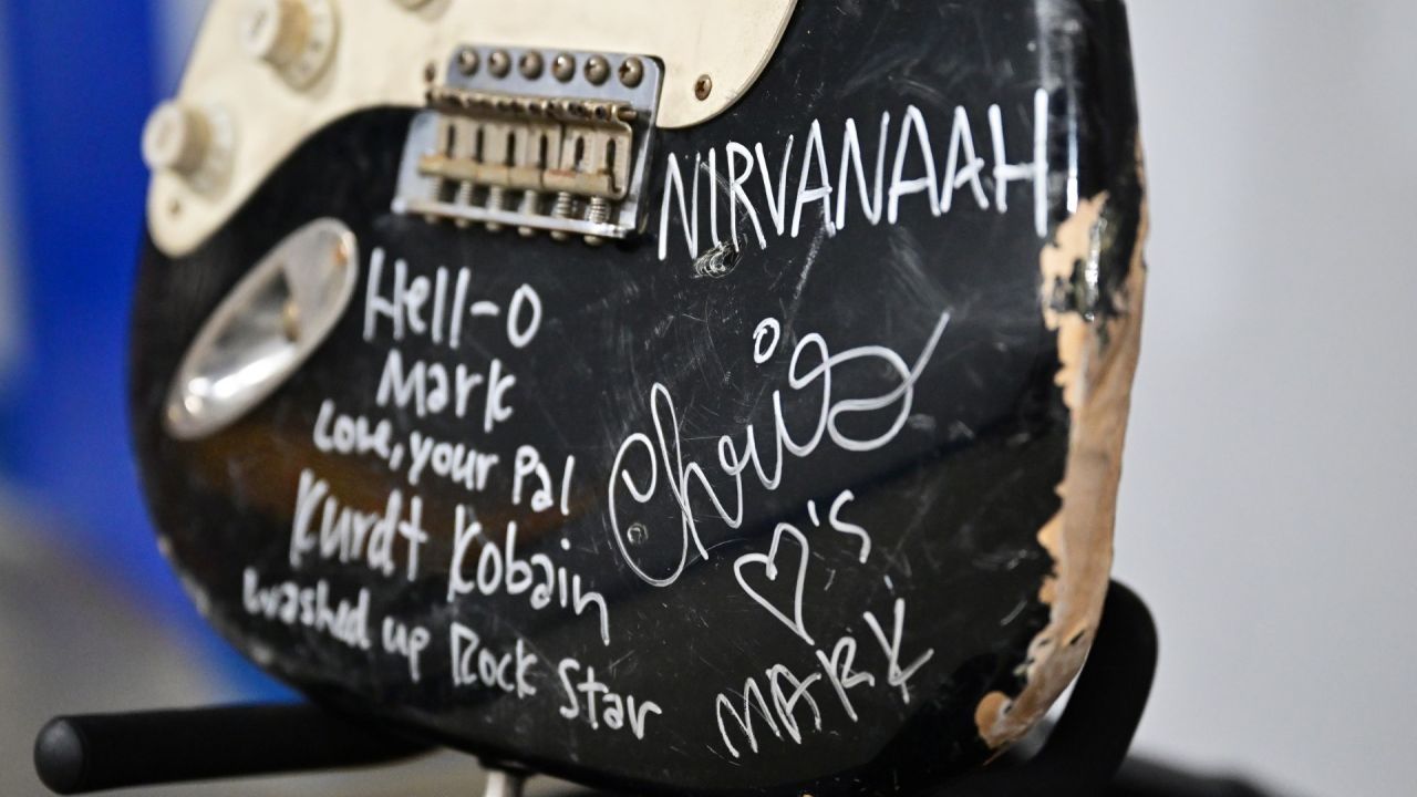 Subastan en casi 600 mil dólares guitarra destrozada por Kurt Cobain