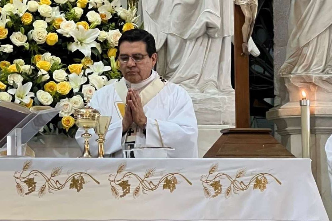 Hombre Ataca con Cuchillo a Arzobispo tras Misa en Durango