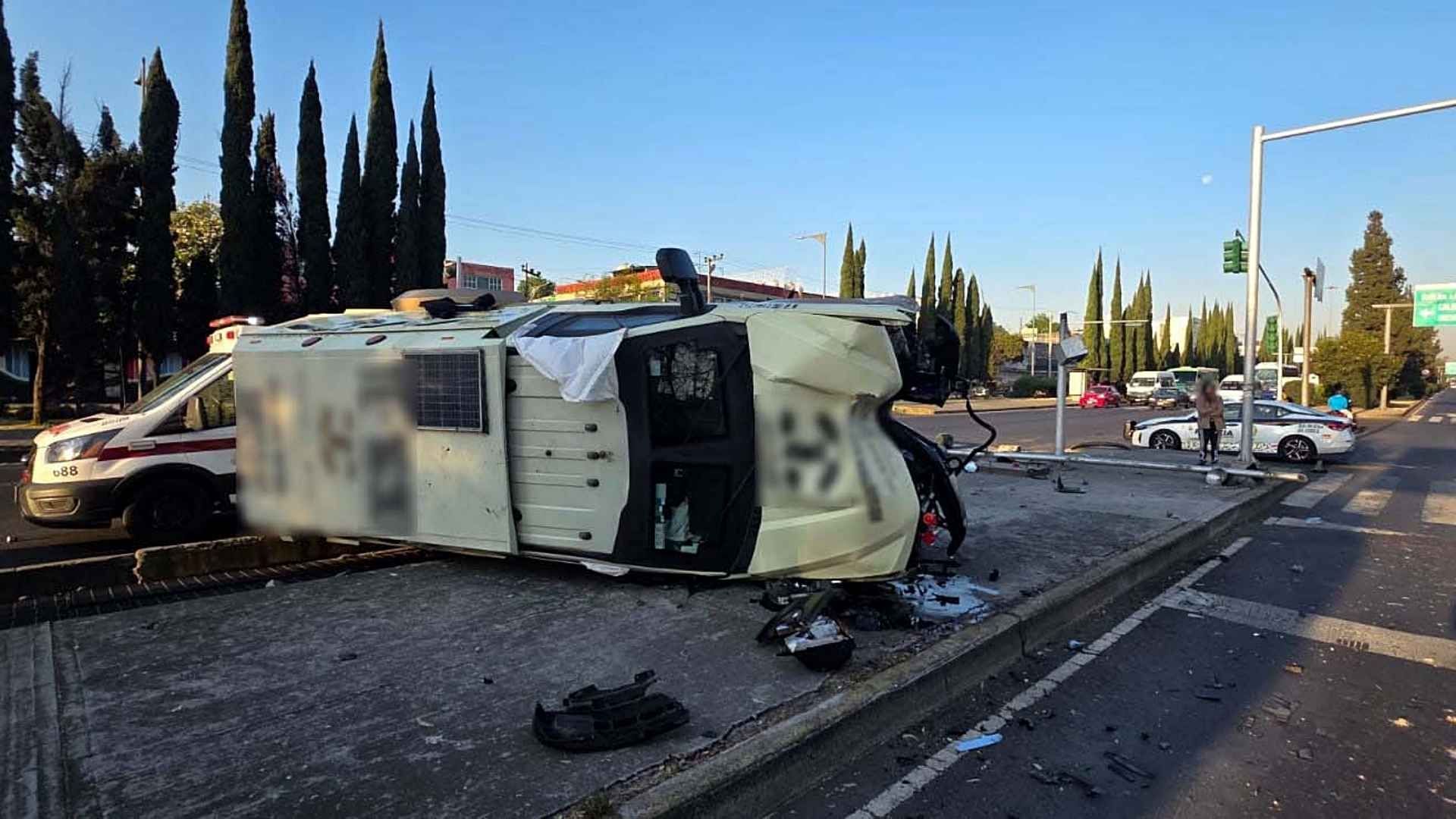 Camioneta de valores accidentada en Ciudad de México hoy. Foto: SSC