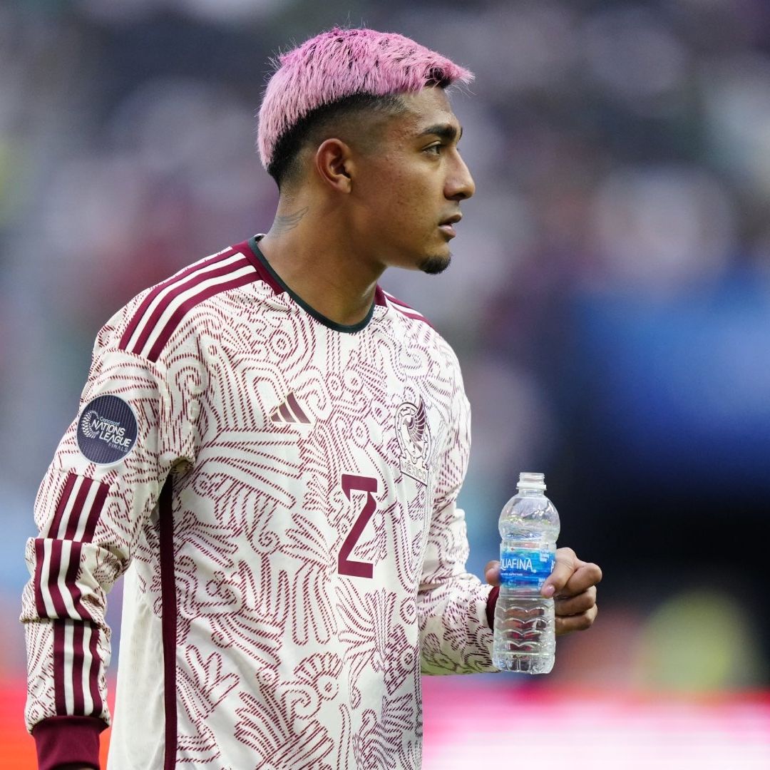 Julián Araujo se Queda Sin Entrenador en Escocia