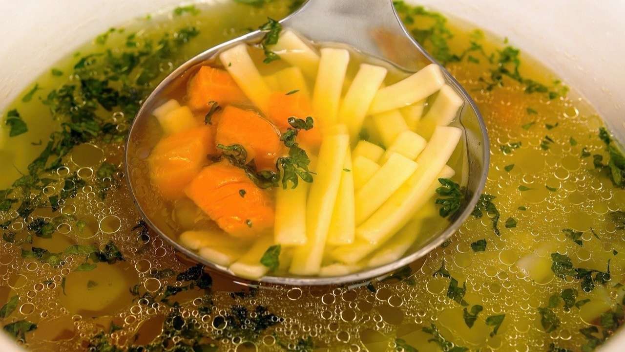 La espuma blanca que sale cuando se hierve el pollo debe ser retirada