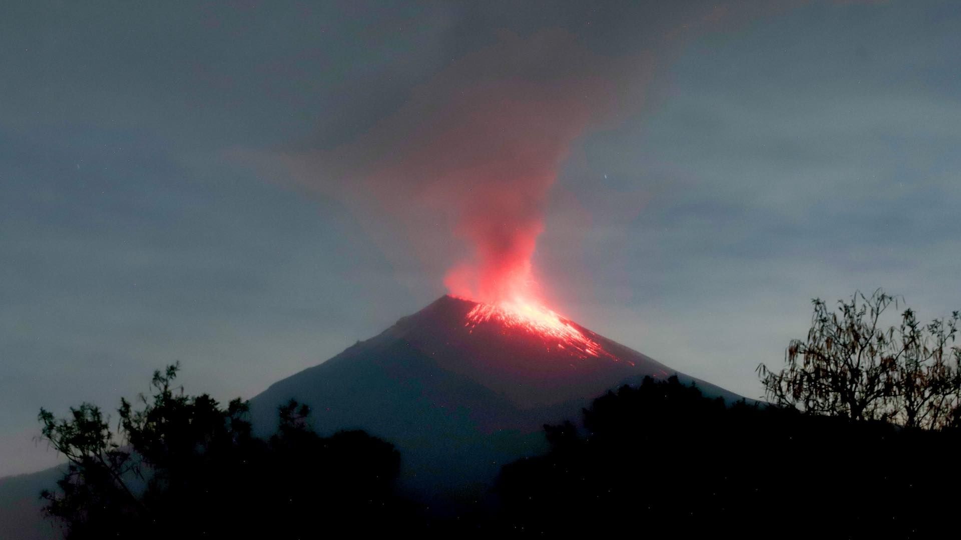 Los volcanes son montañas o cerros que se forman por la acumulación sucesiva de capas de lava, cenizas y otros materiales