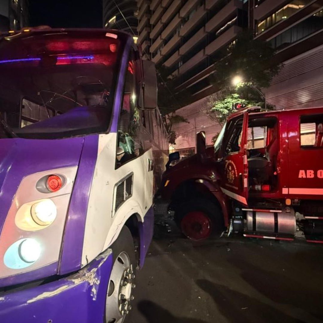 Camión de Bomberos que Atendía Emergencia Choca contra Unidad de Transporte Público en CDMX