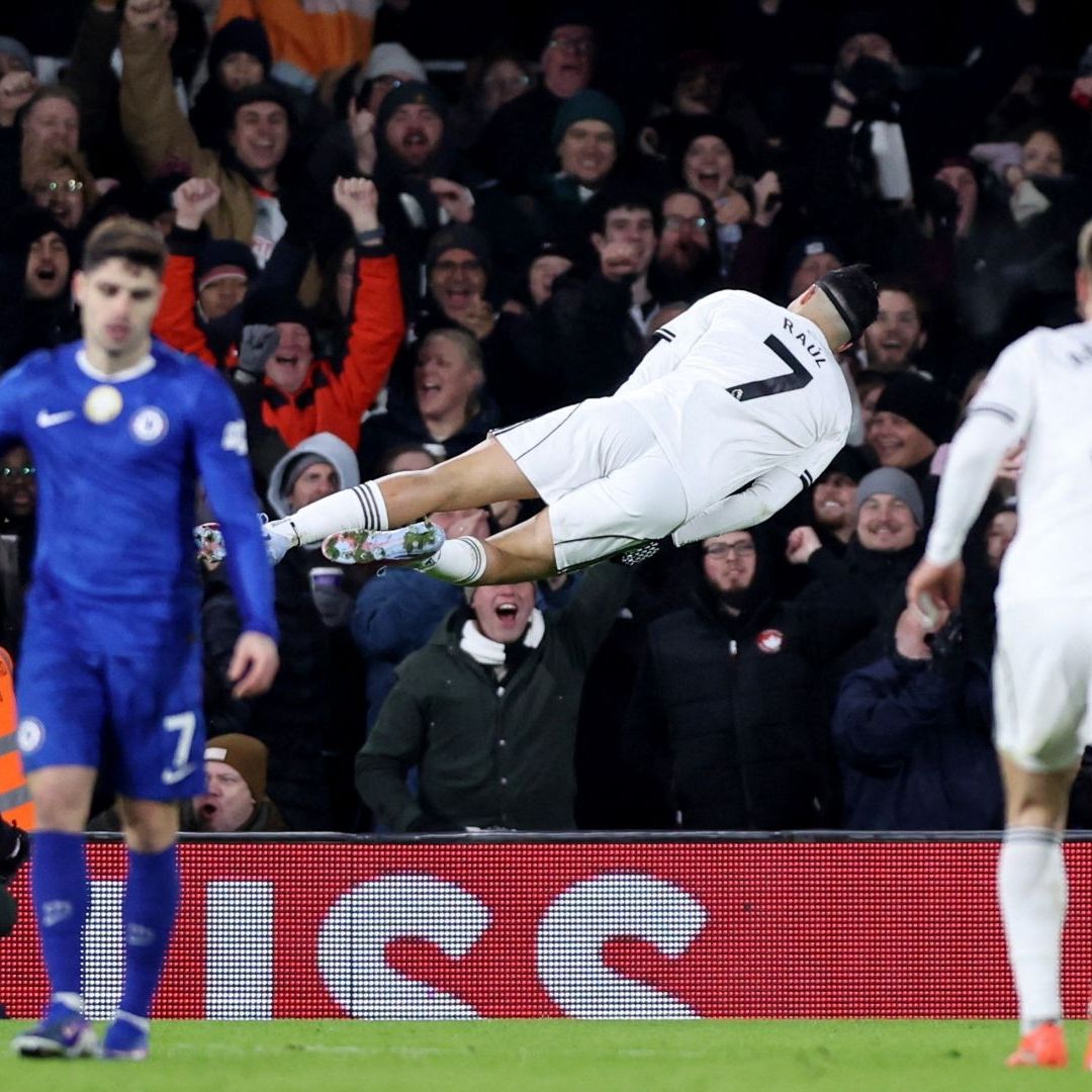 Raúl Jiménez corrió hasta el banderín de córner para realizar su peculiar festejo en el partido Fulham vs Chelsea.