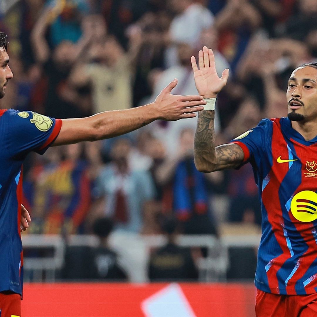 Raphinha, de frente, se lució con dos goles para el Barcelona en la semifinal de la Supercopa de España 2026.
