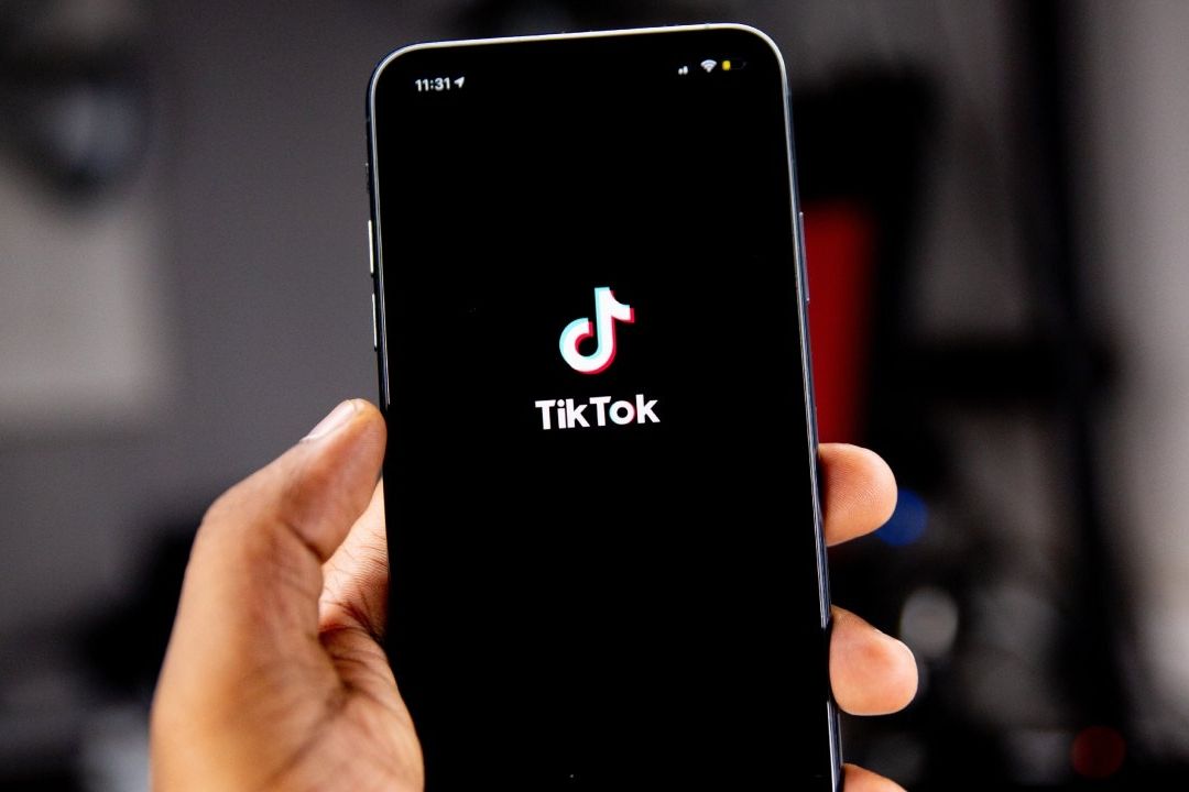 Una empresa ofrece pagar a las personas por ver videos en TikTok