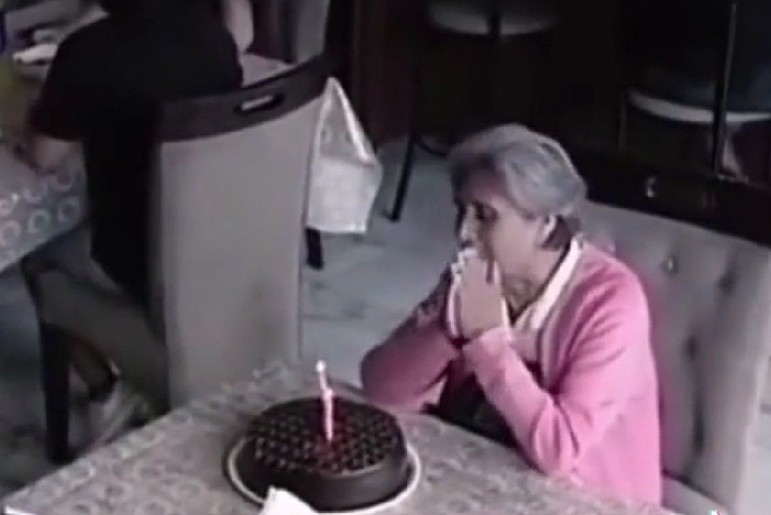 Se viraliza video de abuelita festejando sola su cumpleaños en un restaurante