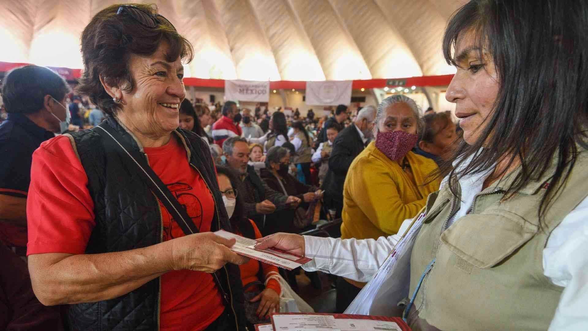 Todos los beneficiarios de un programa del Gobierno cuentan con su tarjeta del Bienestar.
