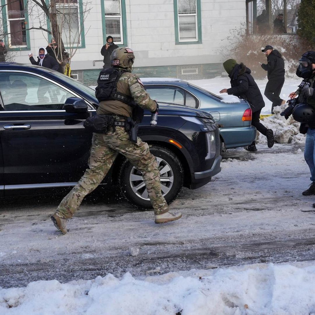 Enfrentamiento entre fuerzas de seguridad y manifestantes, en Minneapolis