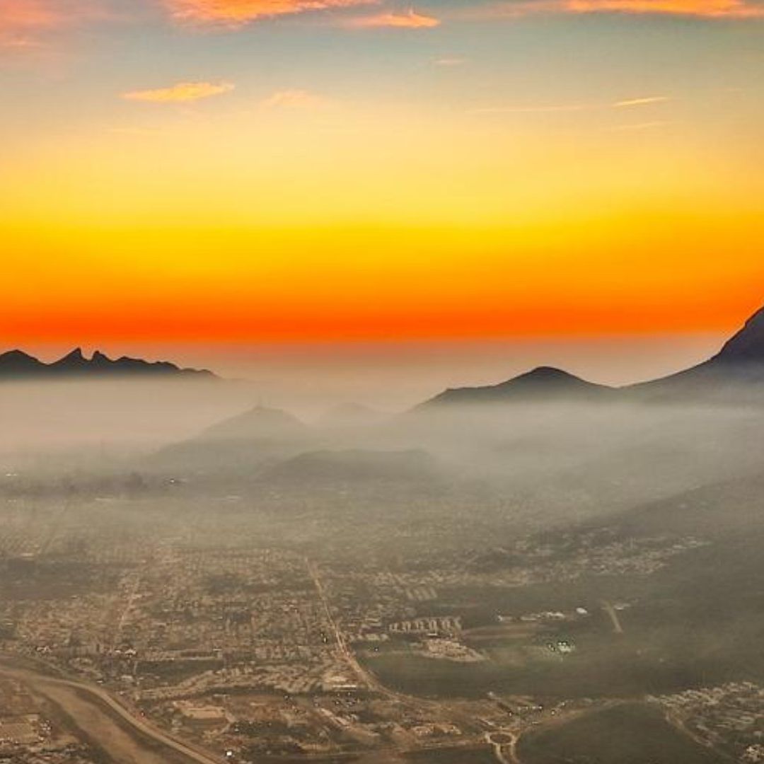 Amanecer con cielo nublado en Monterrey, Nuevo León