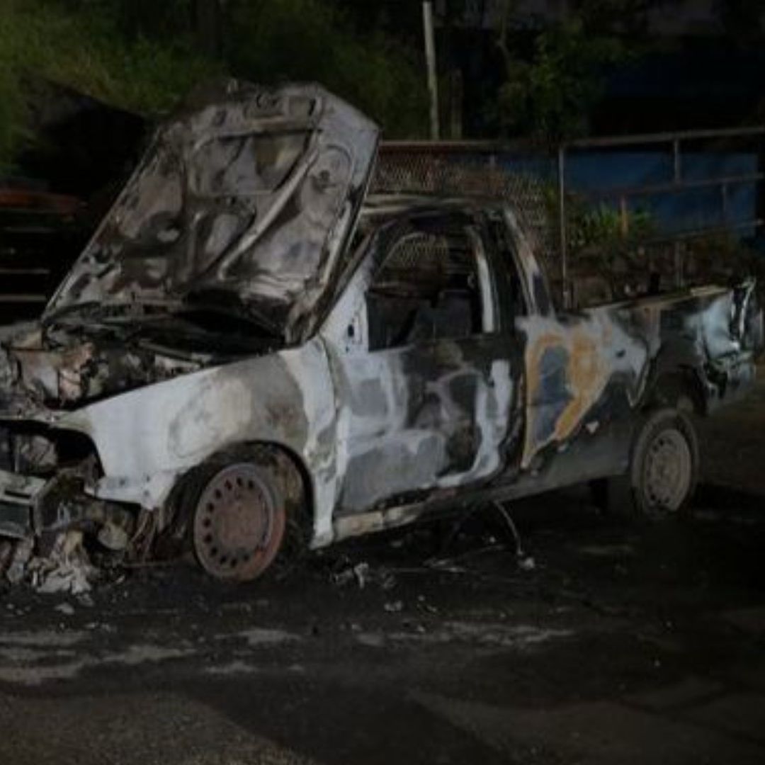 Según los primeros reportes obtenidos se trató de una camioneta de carga, el cual fue terminó consumido por el fuego en su totalidad.