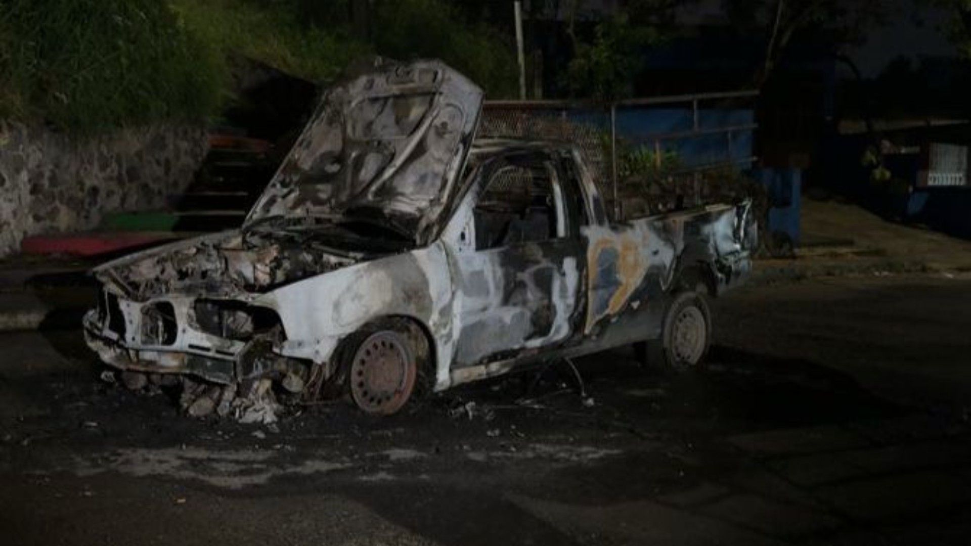 Según los primeros reportes obtenidos se trató de una camioneta de carga, el cual fue terminó consumido por el fuego en su totalidad.