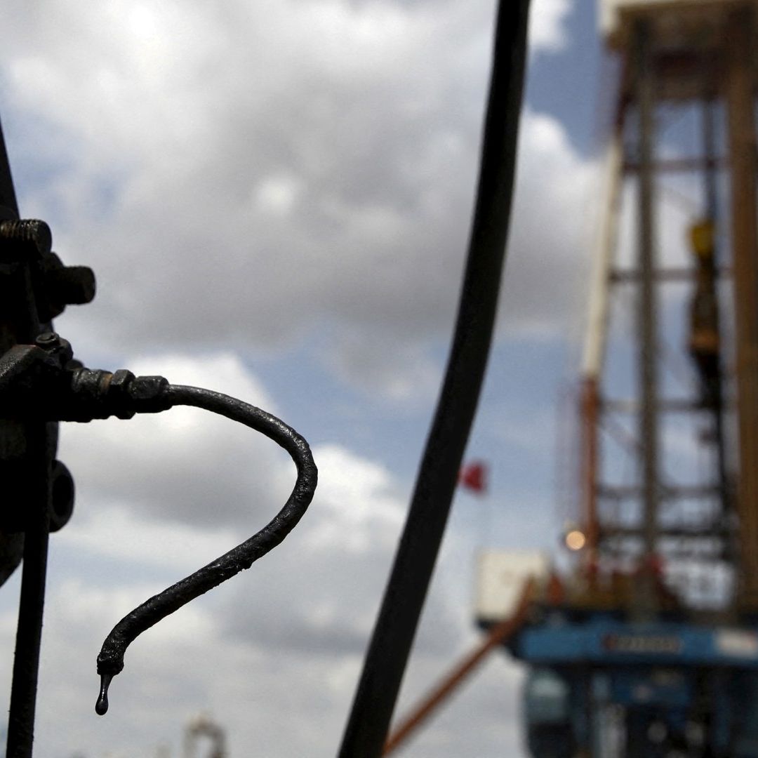 El petróleo crudo gotea de una válvula en un pozo petrolero operado por la petrolera estatal venezolana PDVSA en abril 2015. Foto: Reuters | Archivo