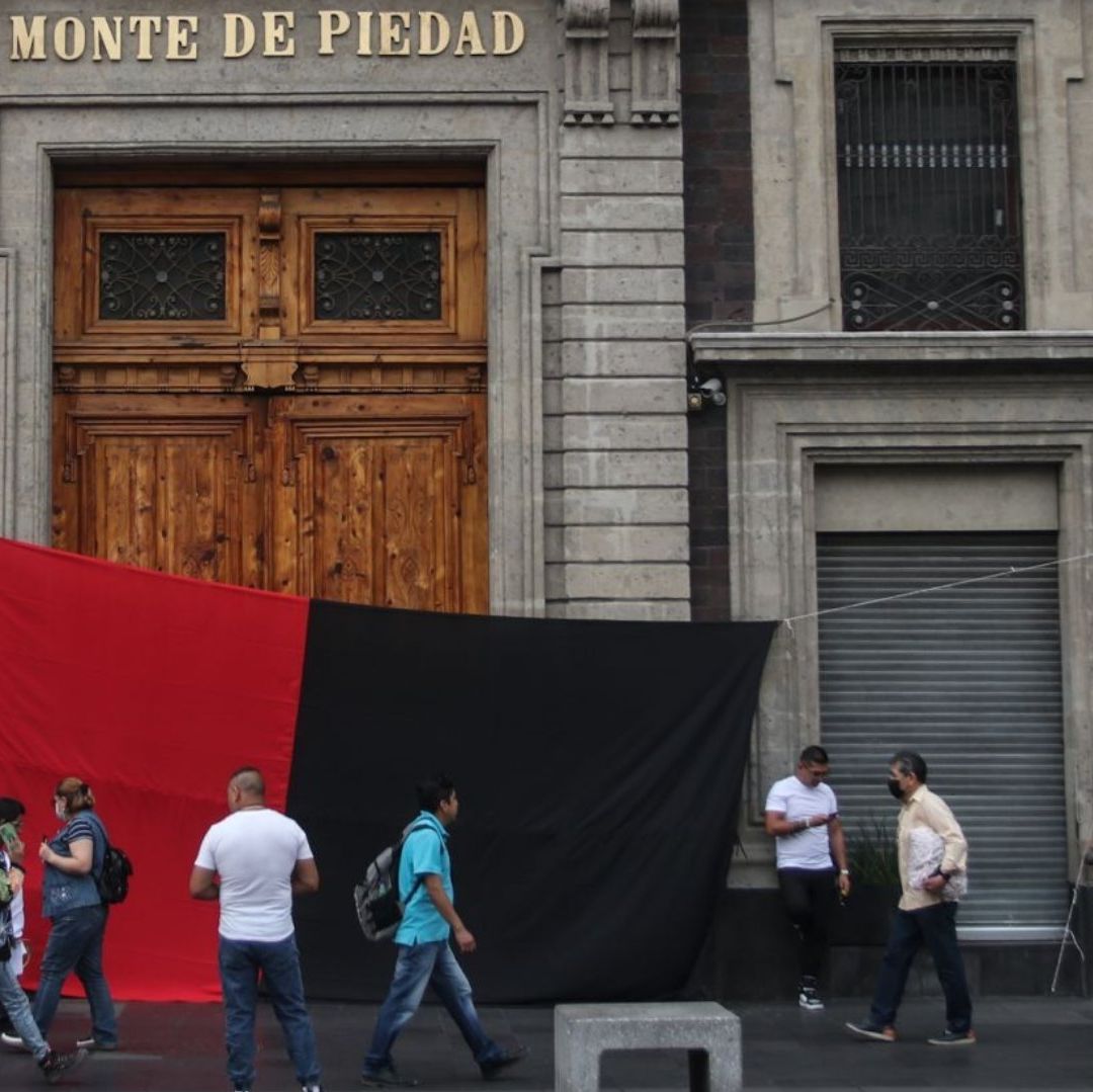 Personas fuera de una sucursal del Nacional Monte de Piedad.